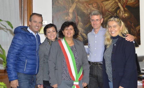 Od lewej do prawej: Marco Capuzzello, Leslie Strazzullo, oficjalne stanowisko stanu cywilnego, Sean Michael Carlos, Elisabetta Vitiello