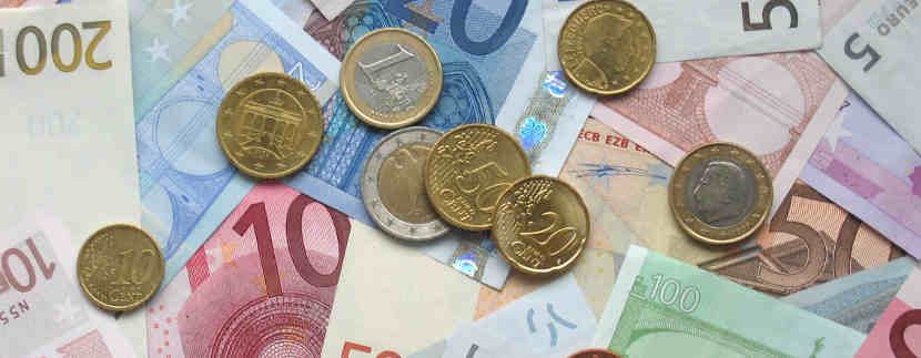 Monete e banconote in euro, Avij, di dominio pubblico, da Wikimedia Commons