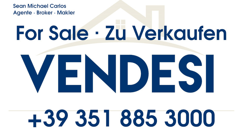 Schild „Immobilien zum Verkauf“ in Italienisch, Deutsch und Englisch.